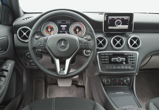 Mercedes-Benz A 180 BlueEFFICIENCY (seit 2012) Armaturenbrett